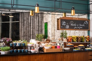 Bữa sáng buffet hàng ngày (90 PLN/mỗi người)