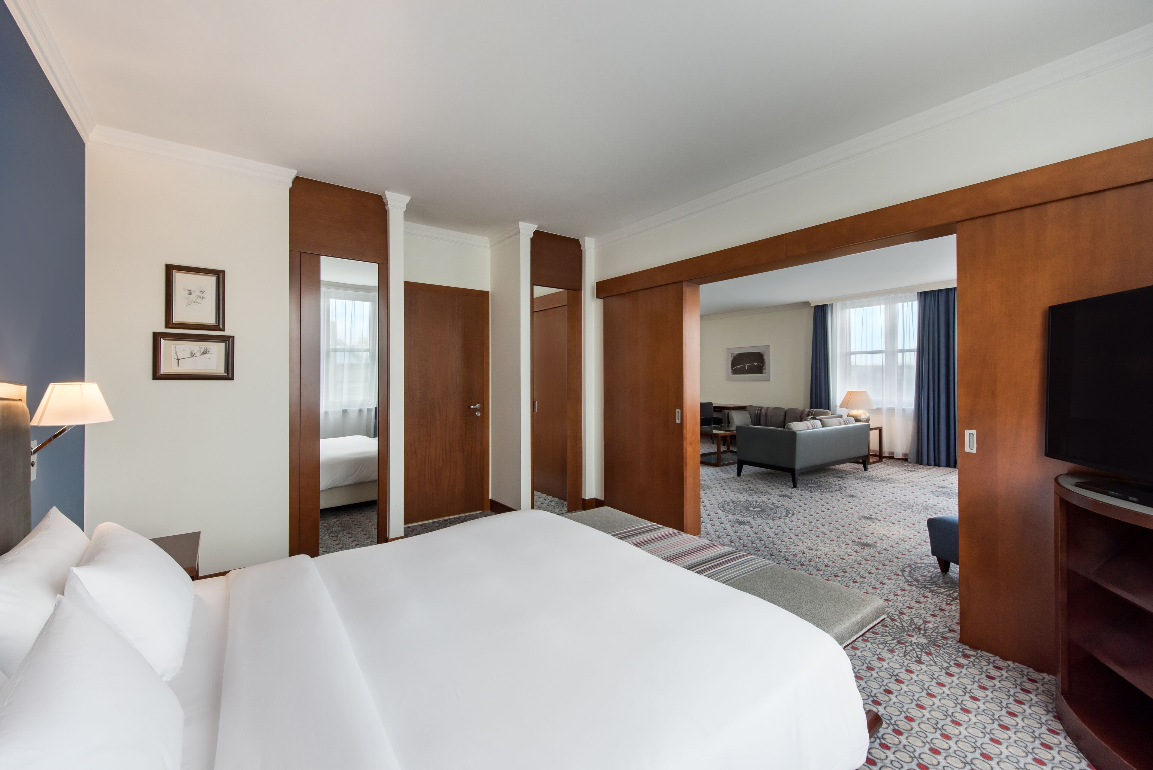 executive suite | minibar, in-room safe, desk, blackout curtains