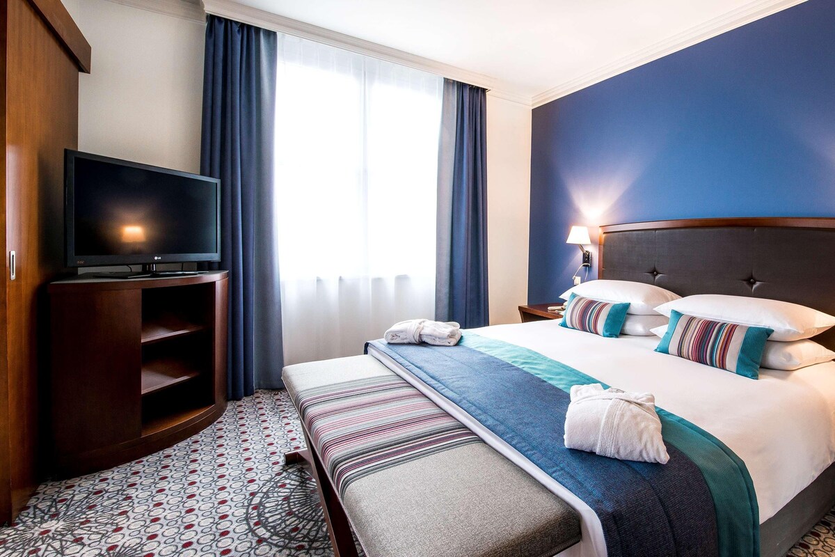 Minibar, pengeskab på værelset, skrivebord, mørklægningsgardiner