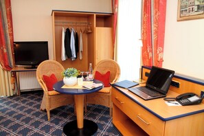 Ropa de cama hipoalergénica y caja de seguridad en la habitación 