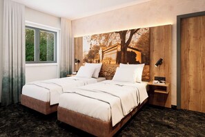 Ropa de cama hipoalergénica y caja de seguridad en la habitación