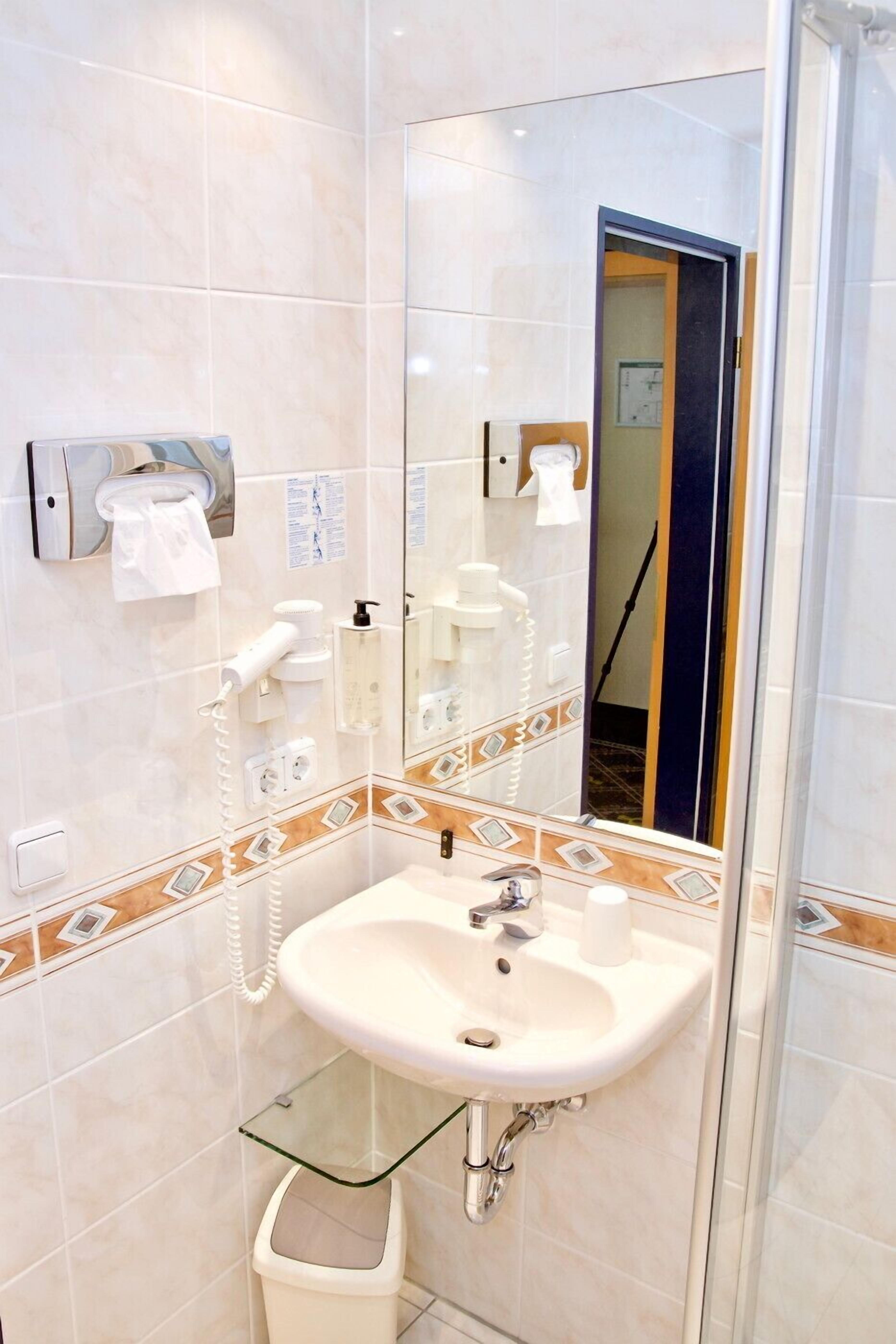 superior single room, 1 single bed | bathroom | hair dryer, towels, soap, shampoo