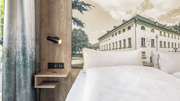 Ropa de cama hipoalergénica y caja de seguridad en la habitación