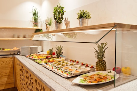 Free daily buffet breakfast . Hotel zur Post