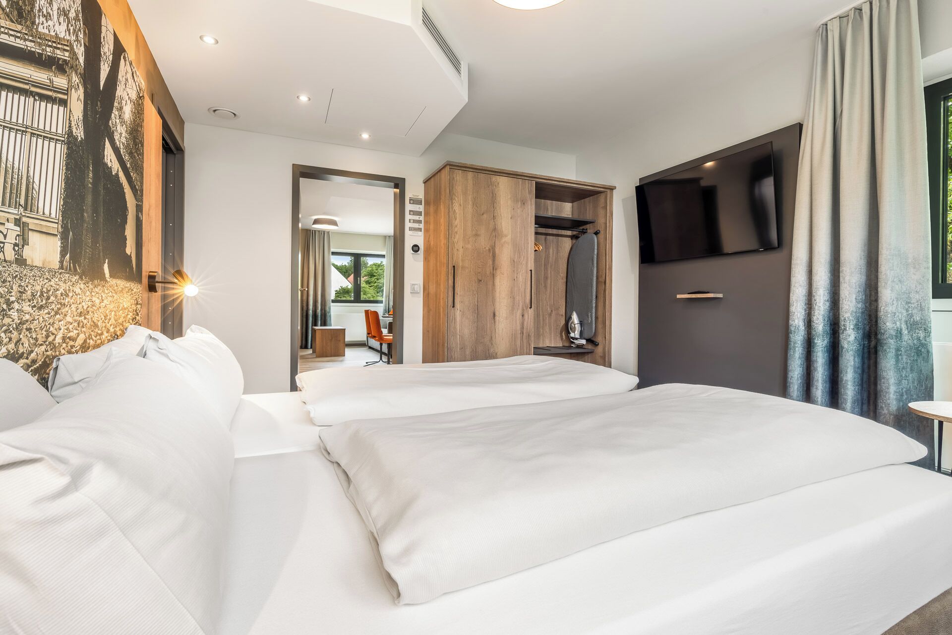 Deluxe Suite, 1 Queen Bed with Sofa bed | Hypo-allergenic bedding, in-room safe, desk, laptop workspace