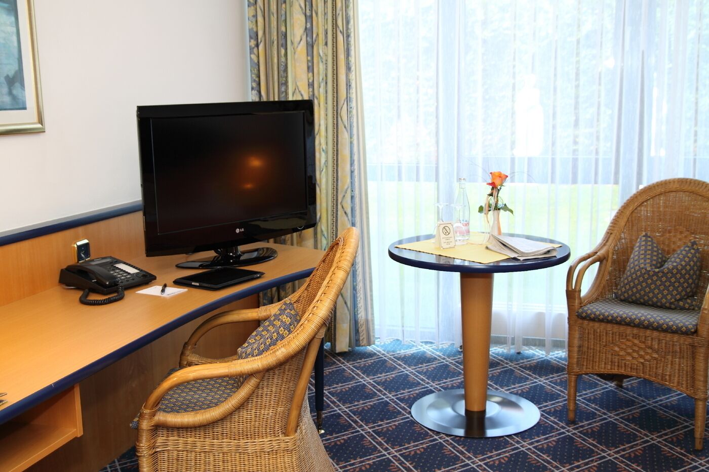 superior room, 1 double or 2 single beds | living area