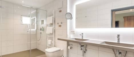 Deluxe Suite, 1 Queen Bed with Sofa bed | Bathroom | Hair dryer, towels, soap, shampoo