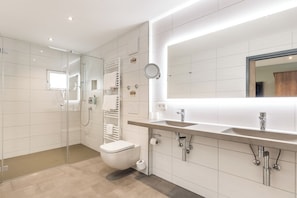 Deluxe Suite, 1 Queen Bed with Sofa bed | Bathroom | Hair dryer, towels, soap, shampoo - Hotel zur Post (Ismaning)