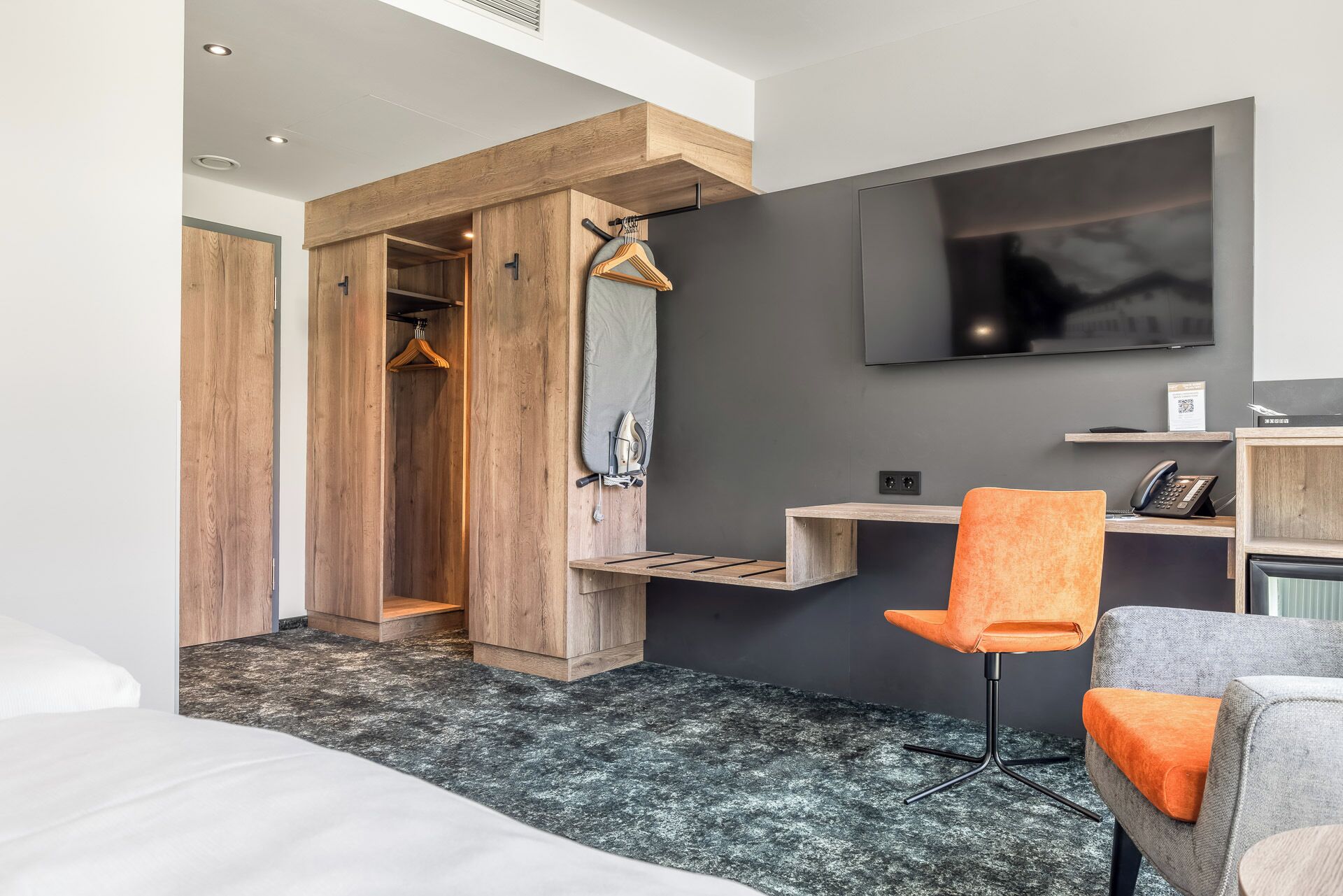 Deluxe Room | Peralatan tempat tidur hipoalergenik, peti besi dalam bilik, meja 