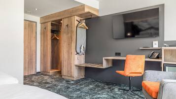 Deluxe Room | Peralatan tempat tidur hipoalergenik, peti besi dalam bilik, meja