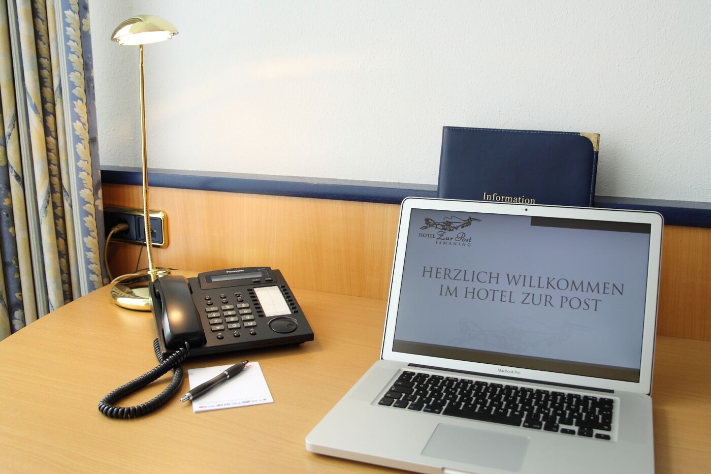 superior room, 1 double or 2 single beds | living area