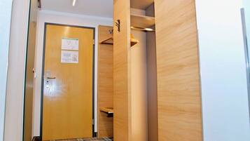 Comfort Room | Hypo-allergenic bedding, in-room safe, desk, laptop workspace