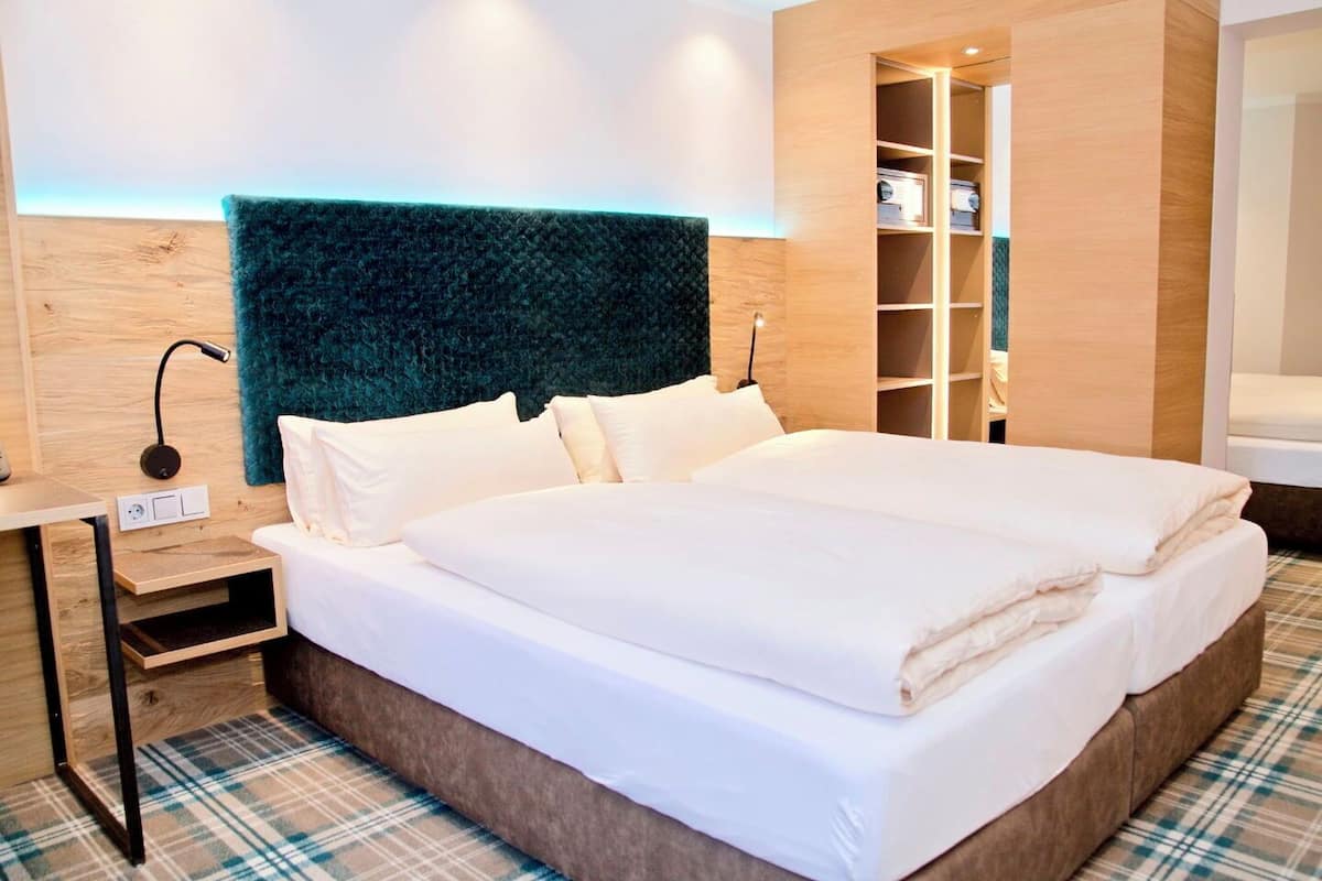 Comfort Quadruple Room, 2 Double Beds | Hypo-allergenic bedding, in-room safe, desk, laptop workspace