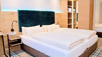 Habitación cuádruple Confort, 2 camas matrimoniales | Ropa de cama hipoalergénica y caja de seguridad en la habitación