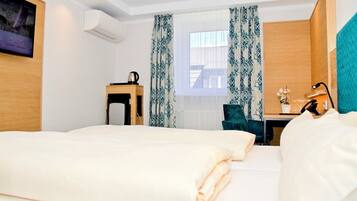 Comfort Quadruple Room, 2 Double Beds | Hypo-allergenic bedding, in-room safe, desk, laptop workspace