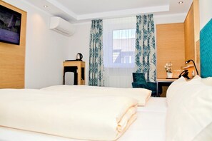 ملاءات للفراش لا تسبب الحساسية وخزنة داخل الغرفة ومكتب