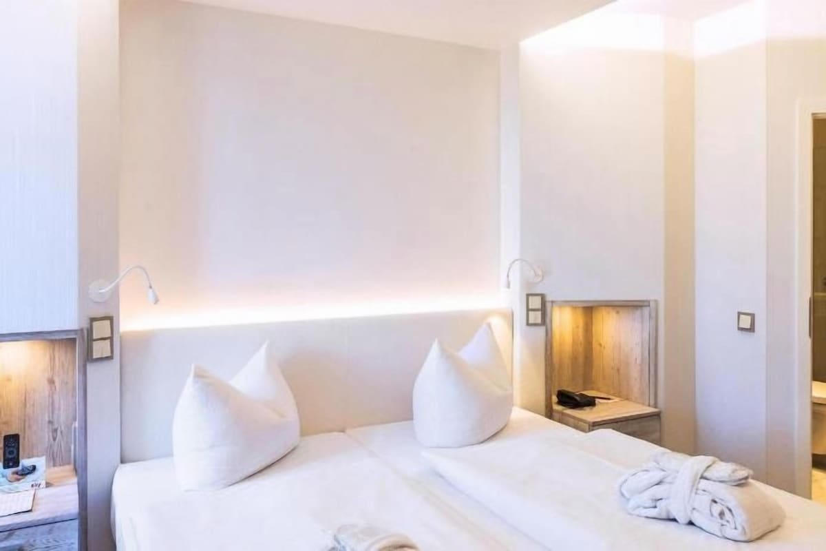 Hypoallergeen beddengoed, donsdekens, een kluis op de kamer, een bureau