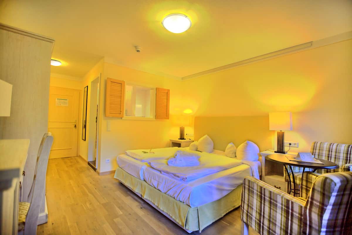 1 chambre, minibar, coffres-forts dans les chambres, bureau