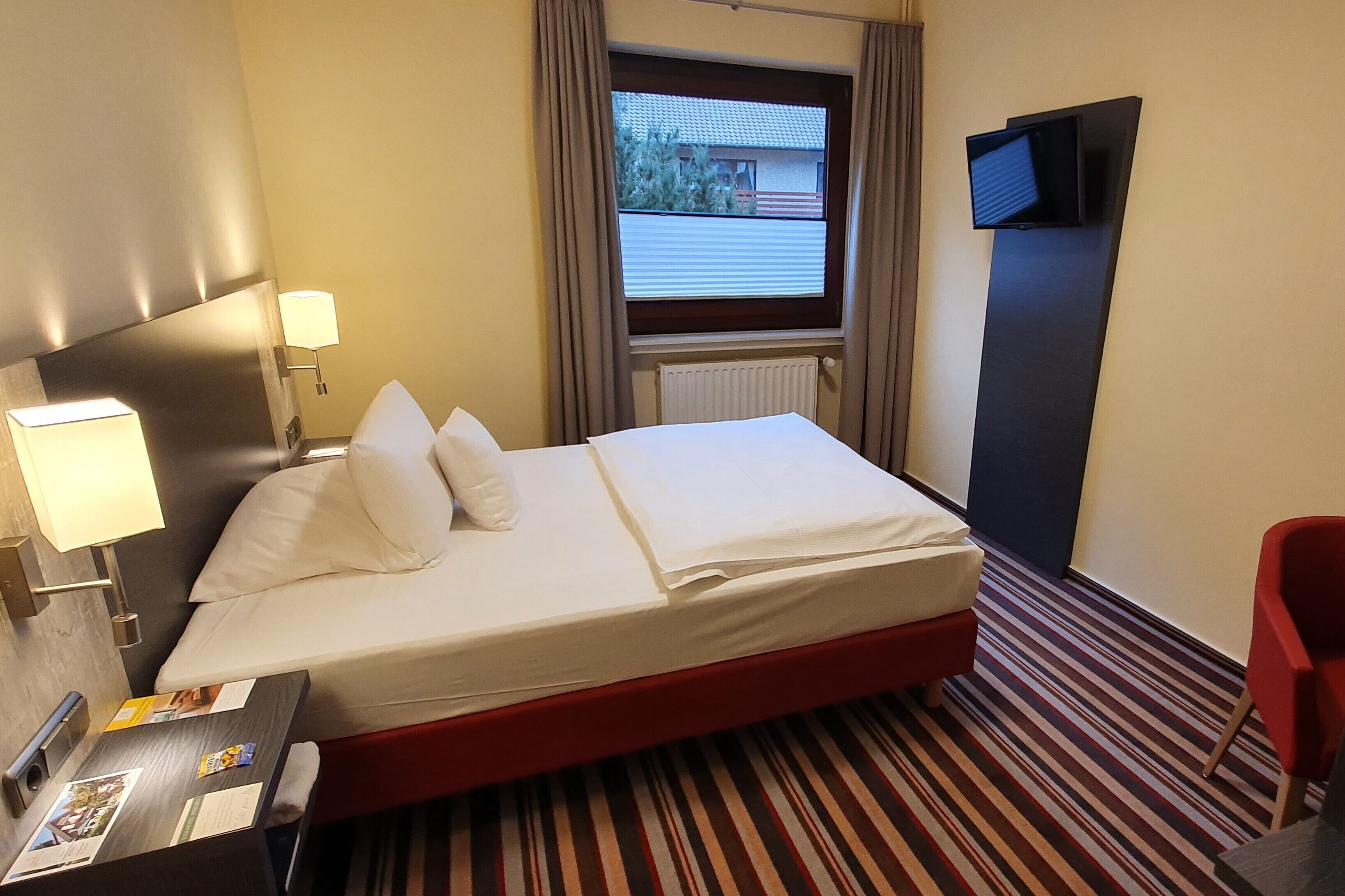 business room | 1 bedroom, premium bedding, desk, laptop workspace