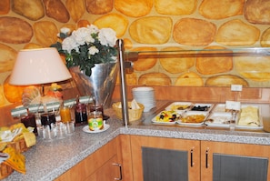 Free daily buffet breakfast