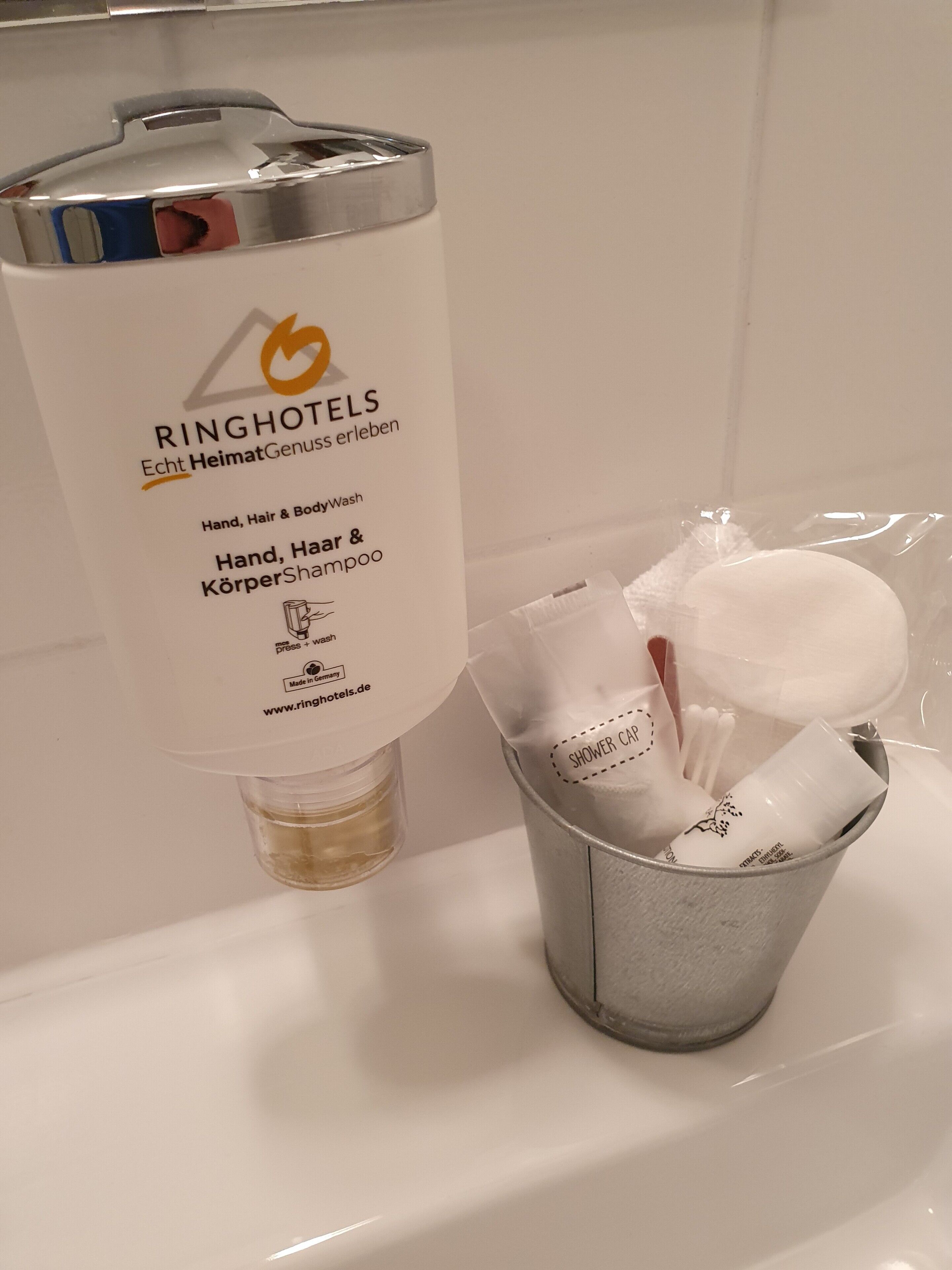 1 bedroom, premium bedding, desk, laptop workspace