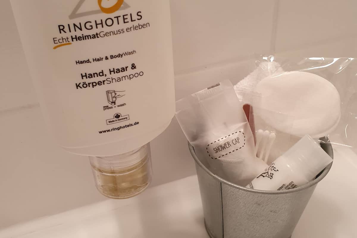 1 bedroom, premium bedding, desk, laptop workspace