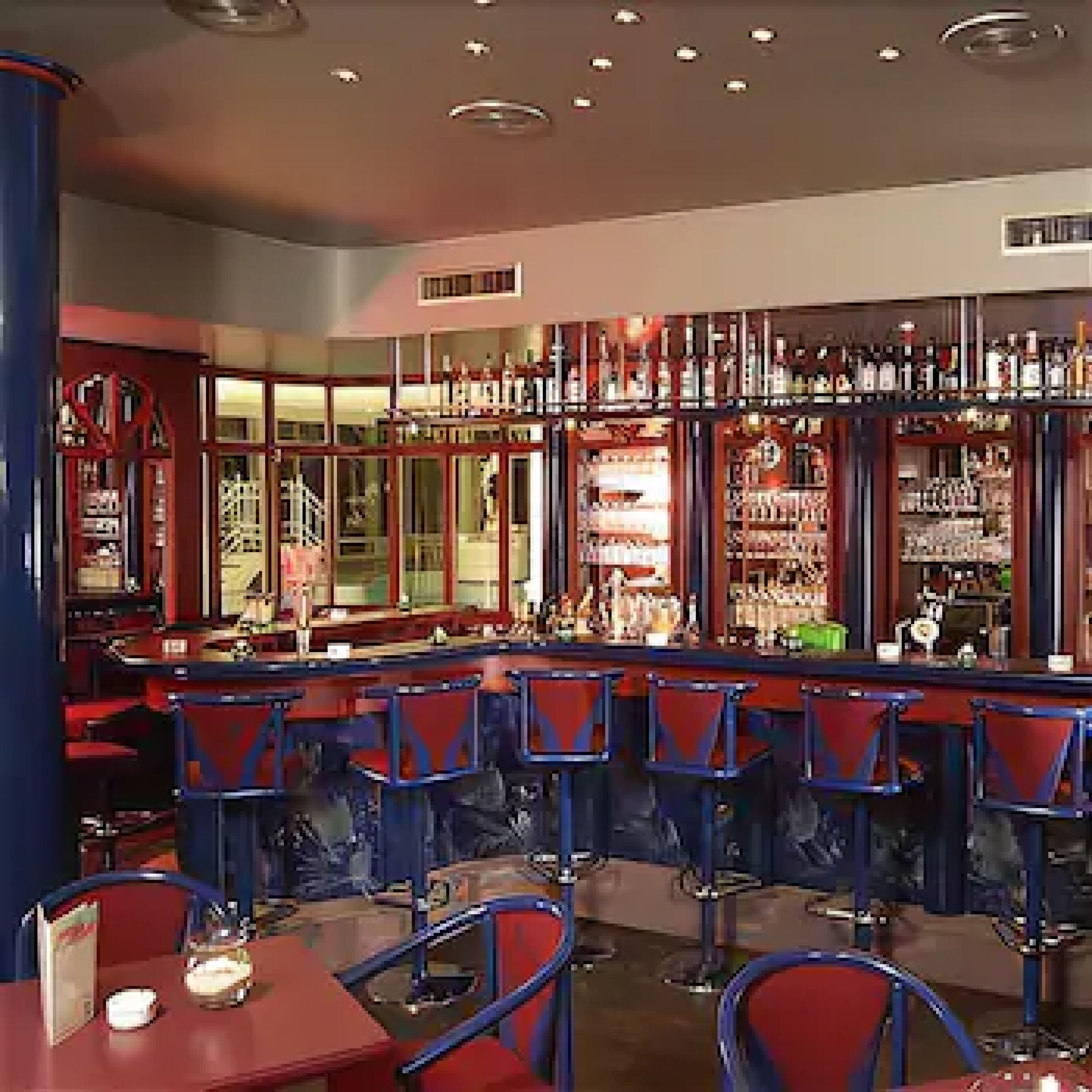 Eine Bar mit mehreren Hockern und einer Theke, die mit Flaschen bestückt ist.