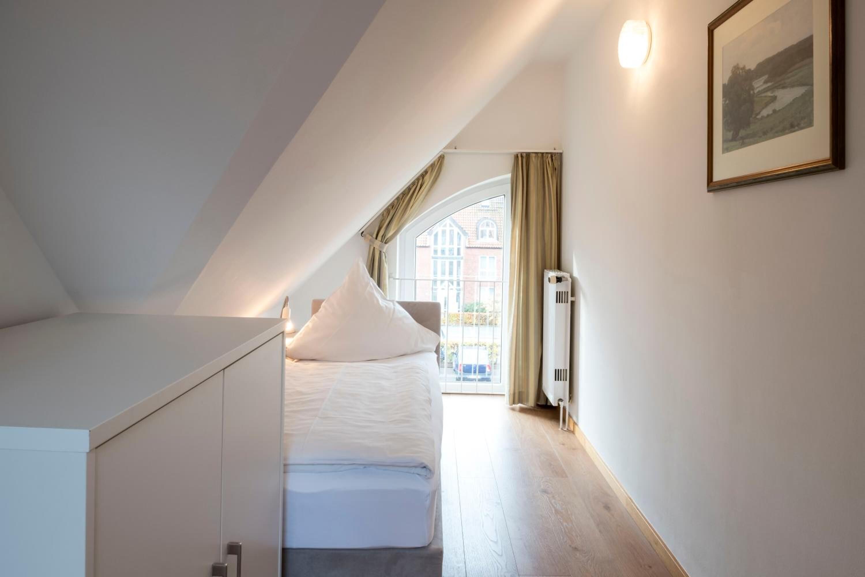 1 bedroom, hypo-allergenic bedding, minibar, in-room safe