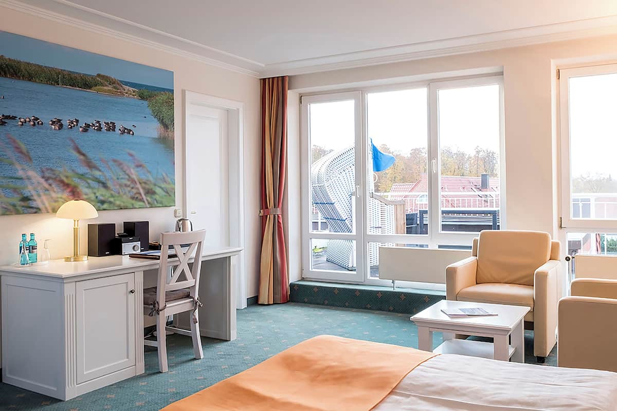 1 bedroom, hypo-allergenic bedding, minibar, in-room safe