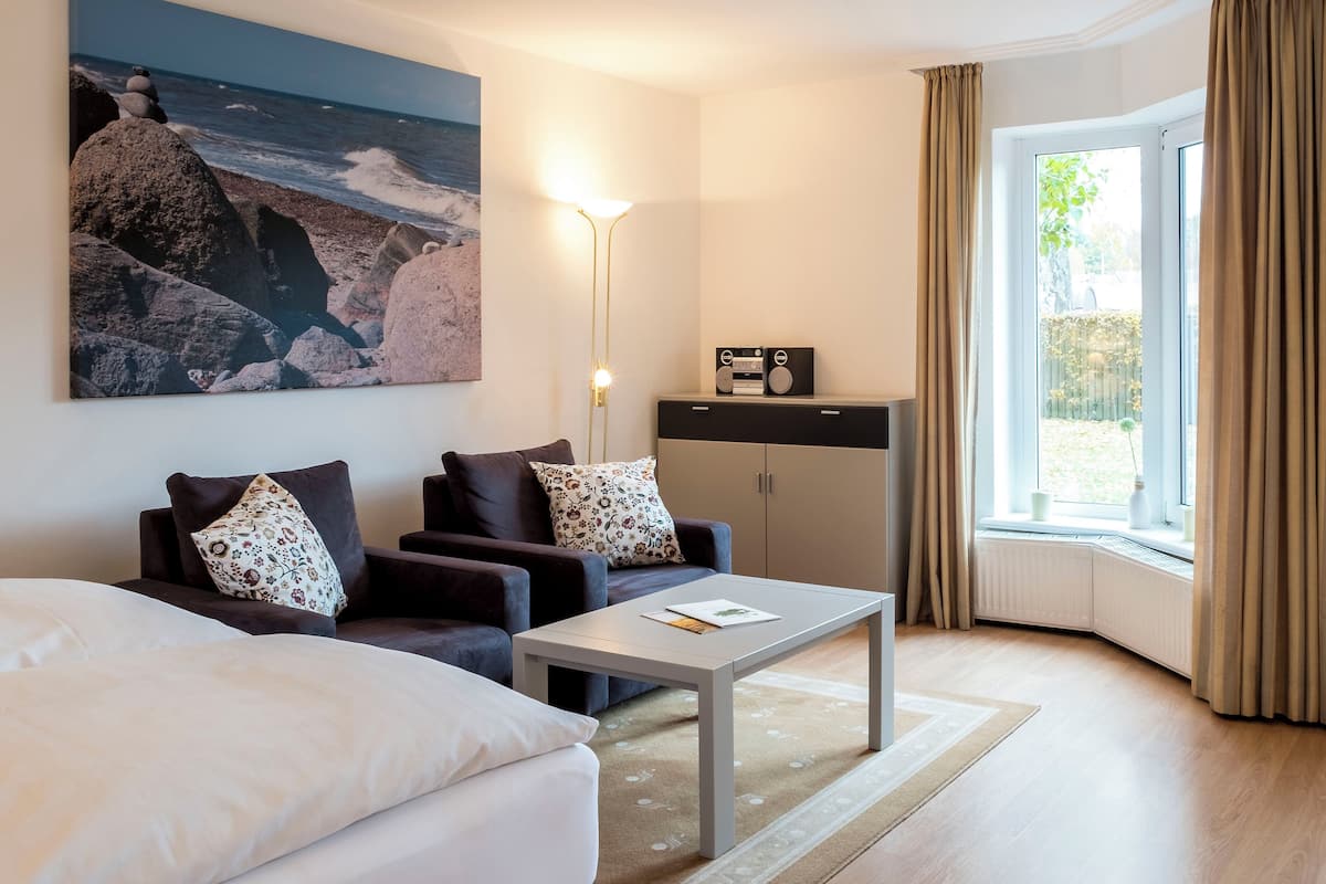 1 bedroom, hypo-allergenic bedding, minibar, in-room safe