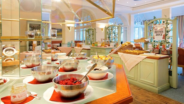Una mesa de buffet con diversos alimentos y utensilios.