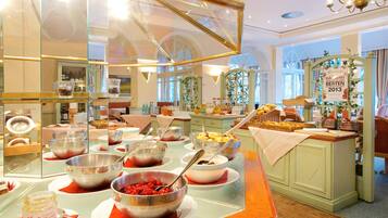 Se sirven almuerzos, cenas y cocina regional