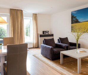 Leilighet, anneks (2 rooms) | Oppholdsområde | En 10-tommers TV med kabel-kanaler