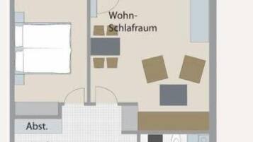 Ein Hotelzimmer mit Terrasse, Wohnzimmer, Bad, Küche und Schlafzimmer.