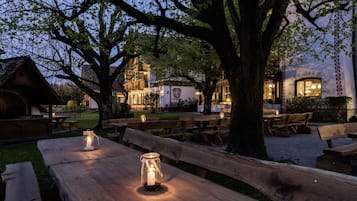 Déjeuner et dîner servis sur place, vue sur le jardin 