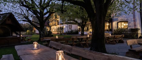 Aperto a pranzo e cena, cucina tedesca, con vista sul giardino 