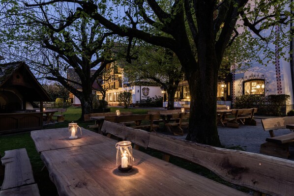 Déjeuner et dîner servis sur place, vue sur le jardin 