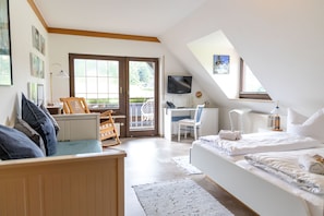 Double Room (Kuba) | Desk, blackout curtains, iron/ironing board, free WiFi