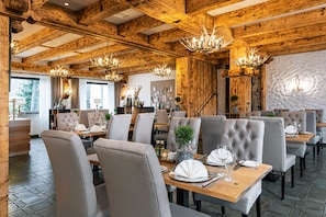 供應早餐、午餐、晚餐;室外用餐