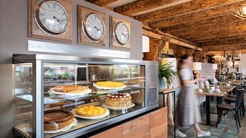 Breakfast, lunch, dinner served; al fresco dining
