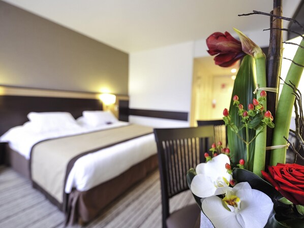 Standaard tweepersoonskamer, 1 tweepersoonsbed | Een kluis op de kamer, een bureau, verduisterende gordijnen