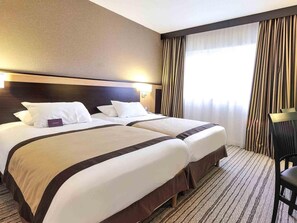 Quarto duplo standard, 2 camas de solteiro | Cofres nos quartos, escrivaninha, cortinas blackout