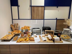 Frokostbuffé hver dag (mot et tillegg)