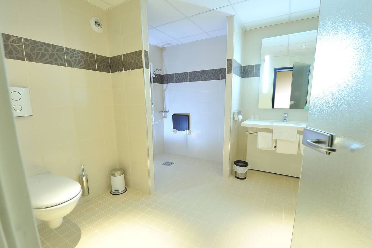 combined shower/bathtub, eco-friendly toiletries, hair dryer, towels