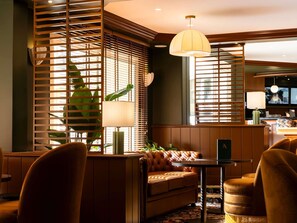 2 bars/lounges