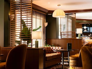 2 bars/lounges