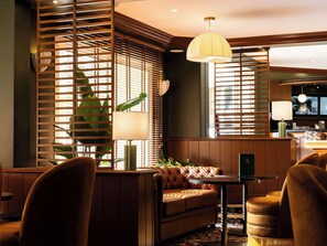 2 bars/lounges