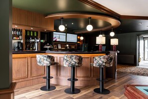 2 bars/lounges