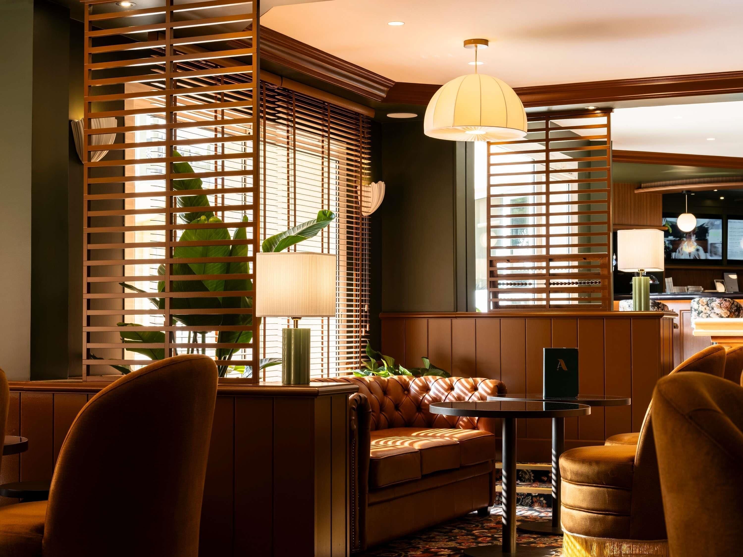 2 bars/lounges