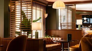 2 bars/lounges